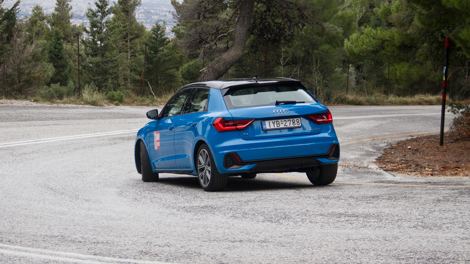 Ειδικά στην S-Line έκδοση, το A1 Sportback έχει ακριβές turn-in, ικανοποιητικό σε αίσθηση τιμόνι και άμεσες αντιδράσεις, παρουσιάζοντας μία ευχάριστη 