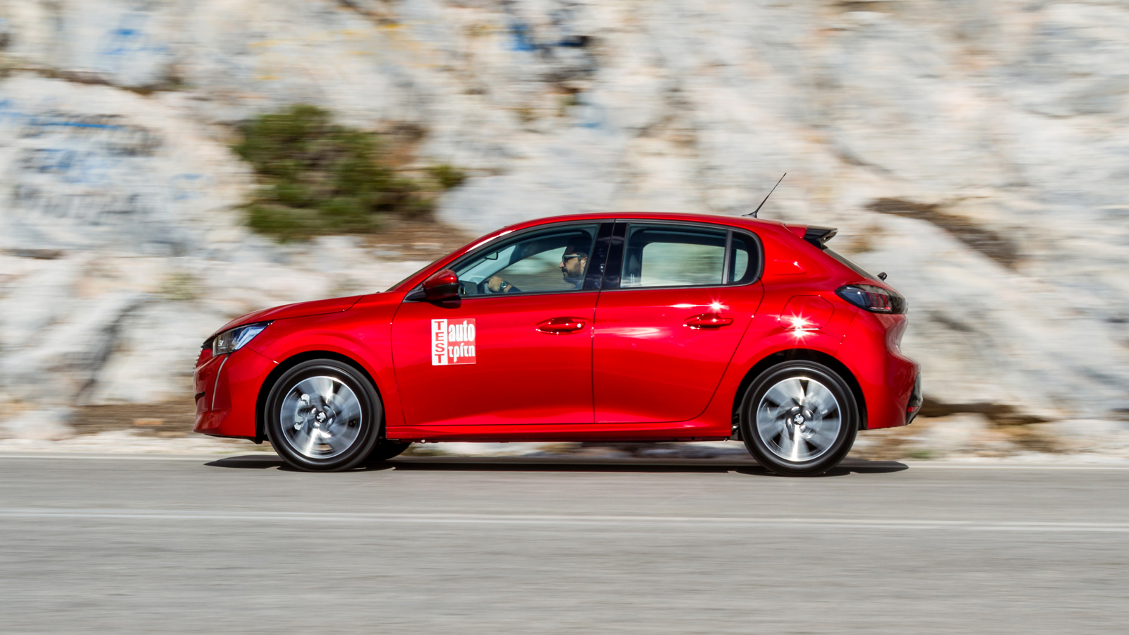O 1,2 PureTech με τα 100 άλογα στο Peugeot 208 γεμίζει αρκετά καλά το μεσαίο φάσμα περιστροφής του, ανεβάζει ικανοποιητικά από χαμηλά ενώ έχει και αρκ