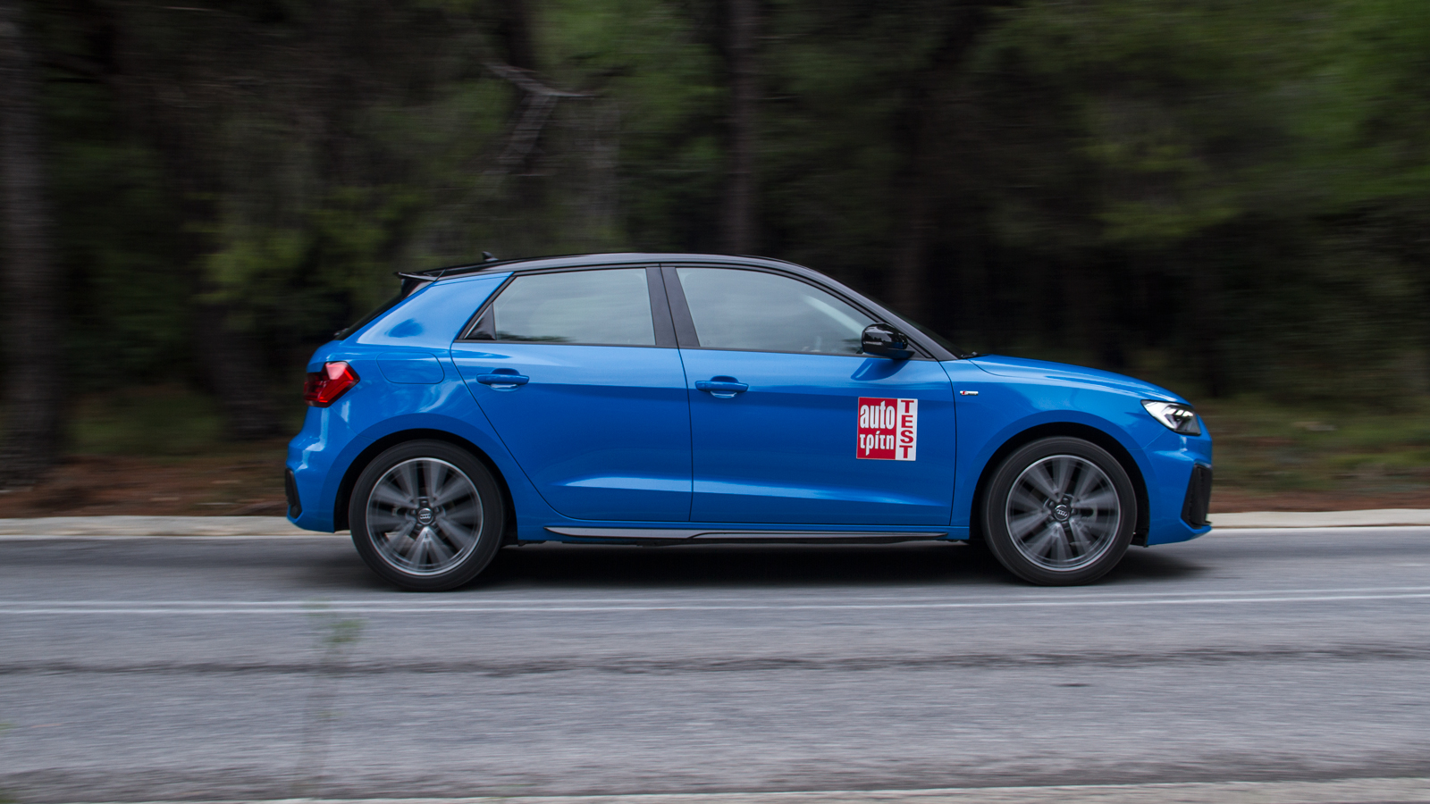 Το τρικύλινδρο μοτέρ ισχύος 95 ίππων στο A1 Sportback έχει αρκετή ροπή από χαμηλά και ελαστικότητα, έχει καλές μεσαίες επιταχύνσεις, ενώ είναι και πολ