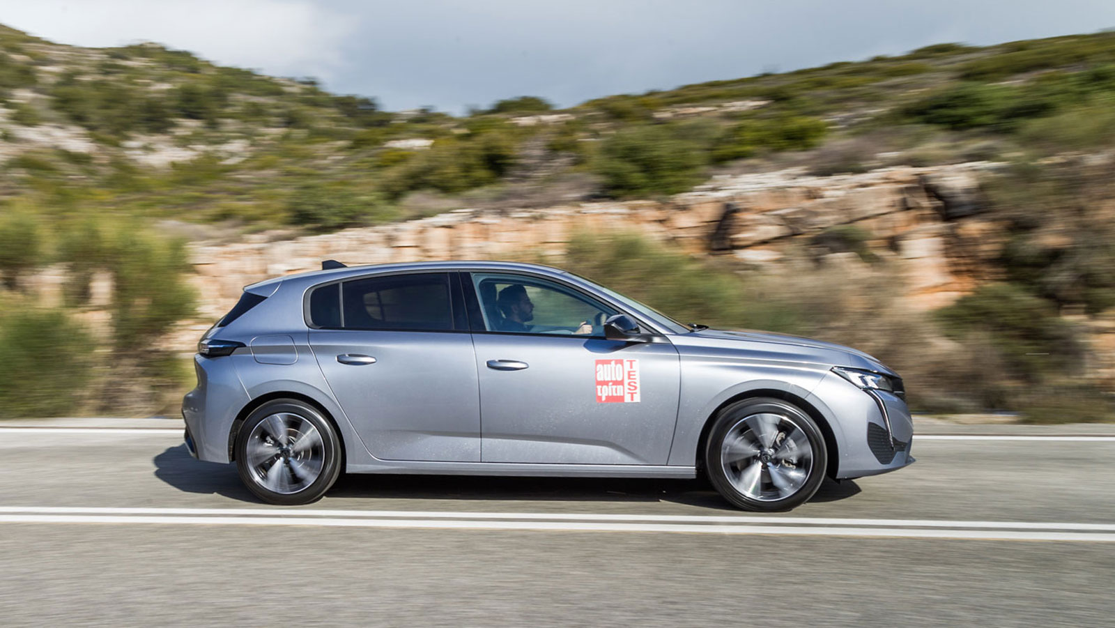 Τα 300 Nm ροπής από τις 1.750 σ.α.λ. δίνουν στο Peugeot 308 εμφατικό τράβηγμα από τα χαμηλά, με εύρωστη και πολιτισμένη λειτουργία.