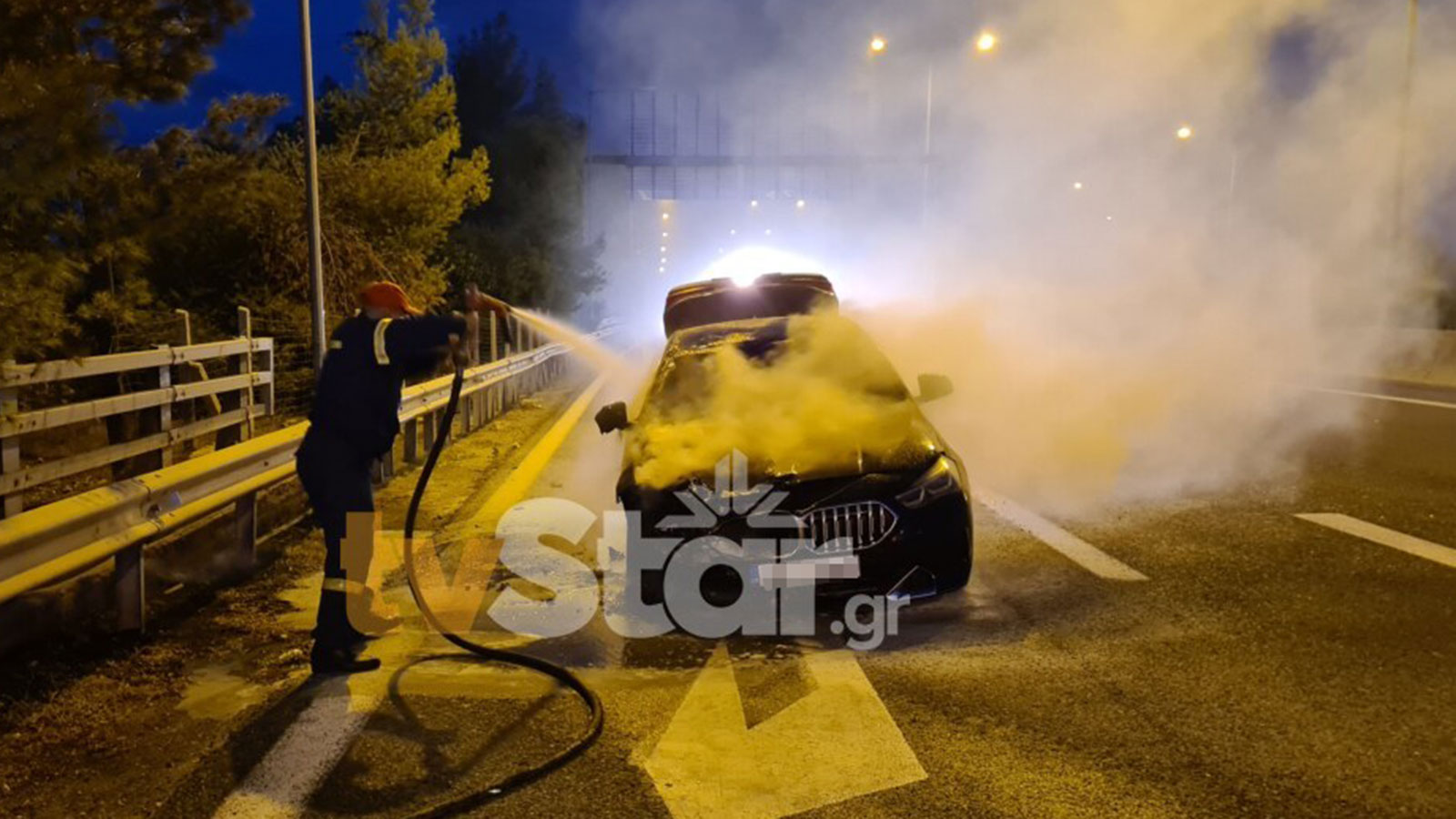 Ολοκαίνουργια BMW 216d (diesel) άρπαξε φωτιά στην Εθνική Οδό [+videos]