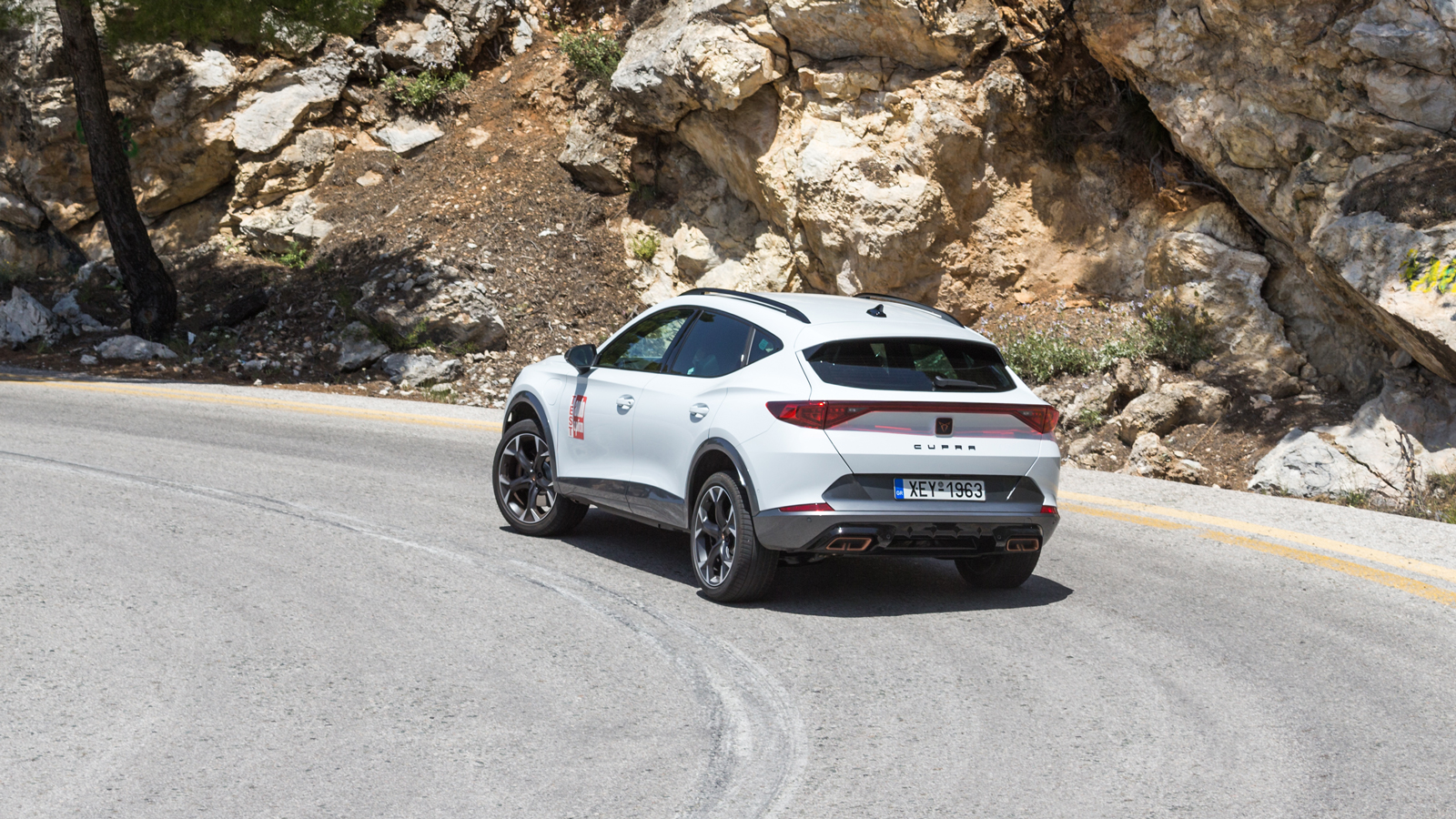 Γεμάτο μπρονζέ λεπτομέρειες είναι το αιχμηρό σε design αμάξωμα του υβριδικού CUPRA Formentor.