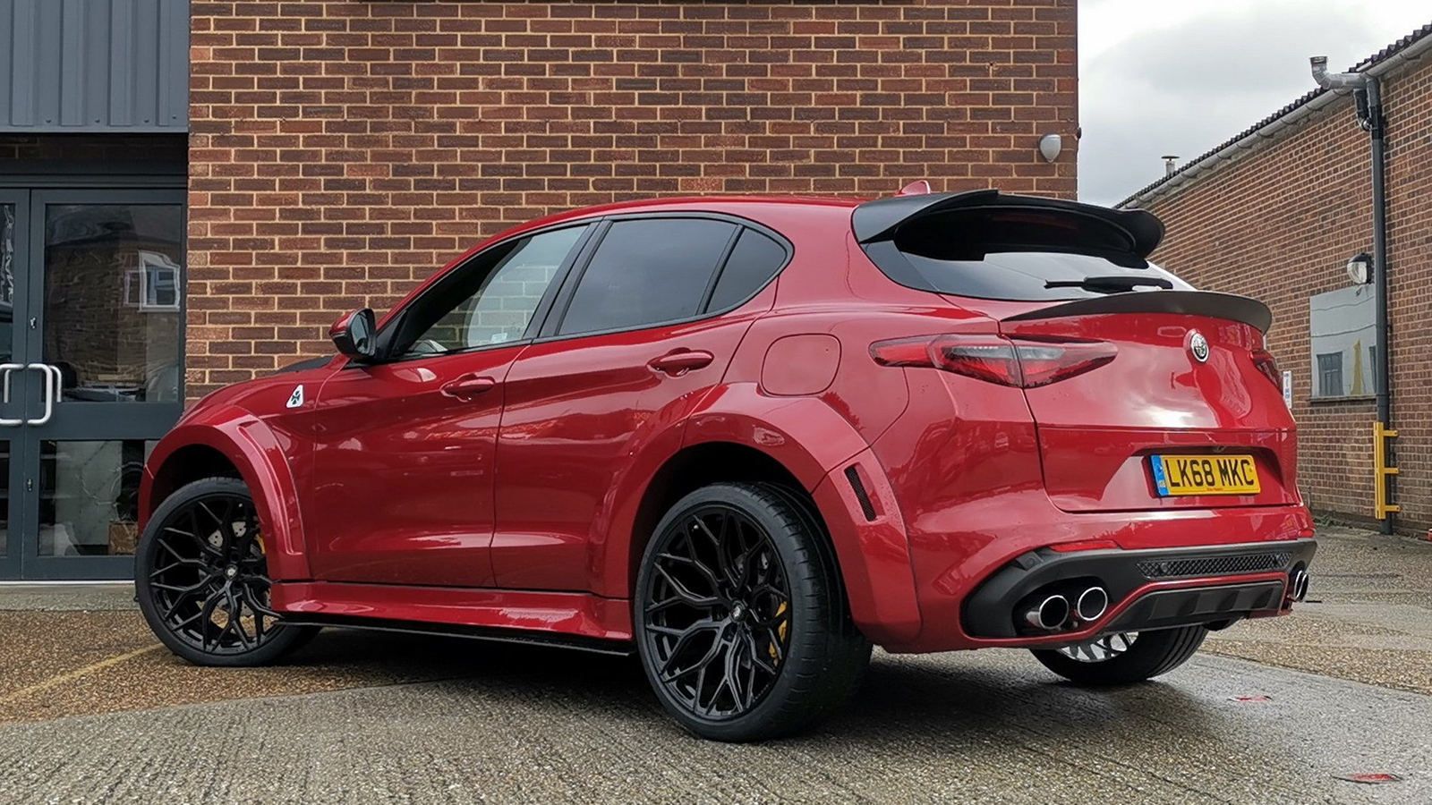 Η καλλονή Alfa Romeo Stelvio... «τουμπανιάστηκε»