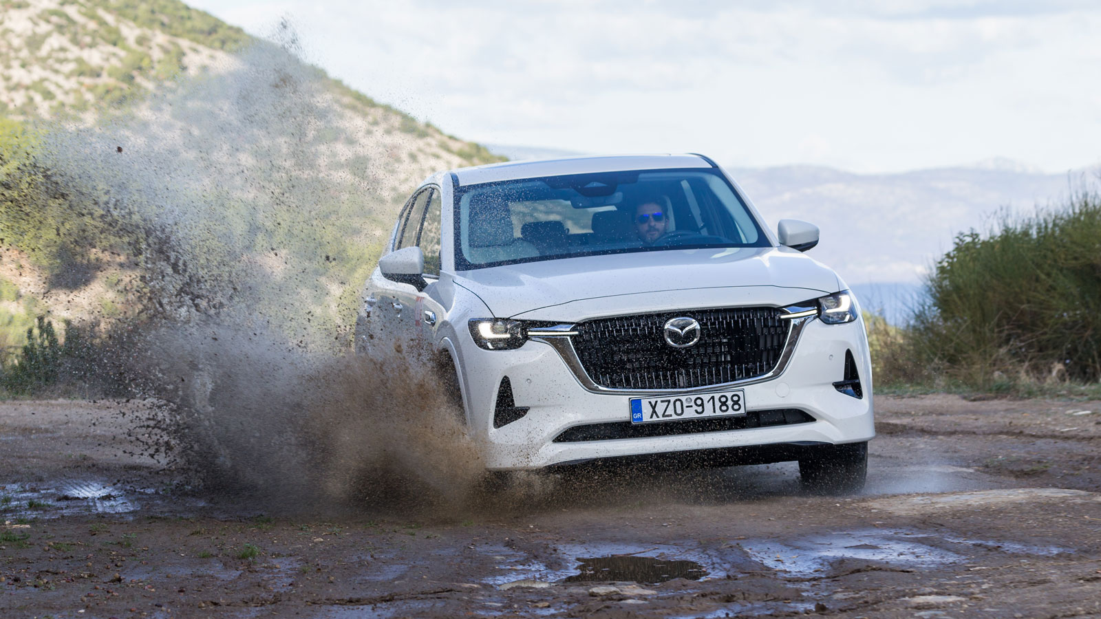 Το CX-60 δεν θα πει όχι και σε μία offroad εκδρομή, χάρη στην μόνιμη τετρακίνηση, την απόσταση των 175 χλστ. από το έδαφος, αλλά και το σύστημα hill d