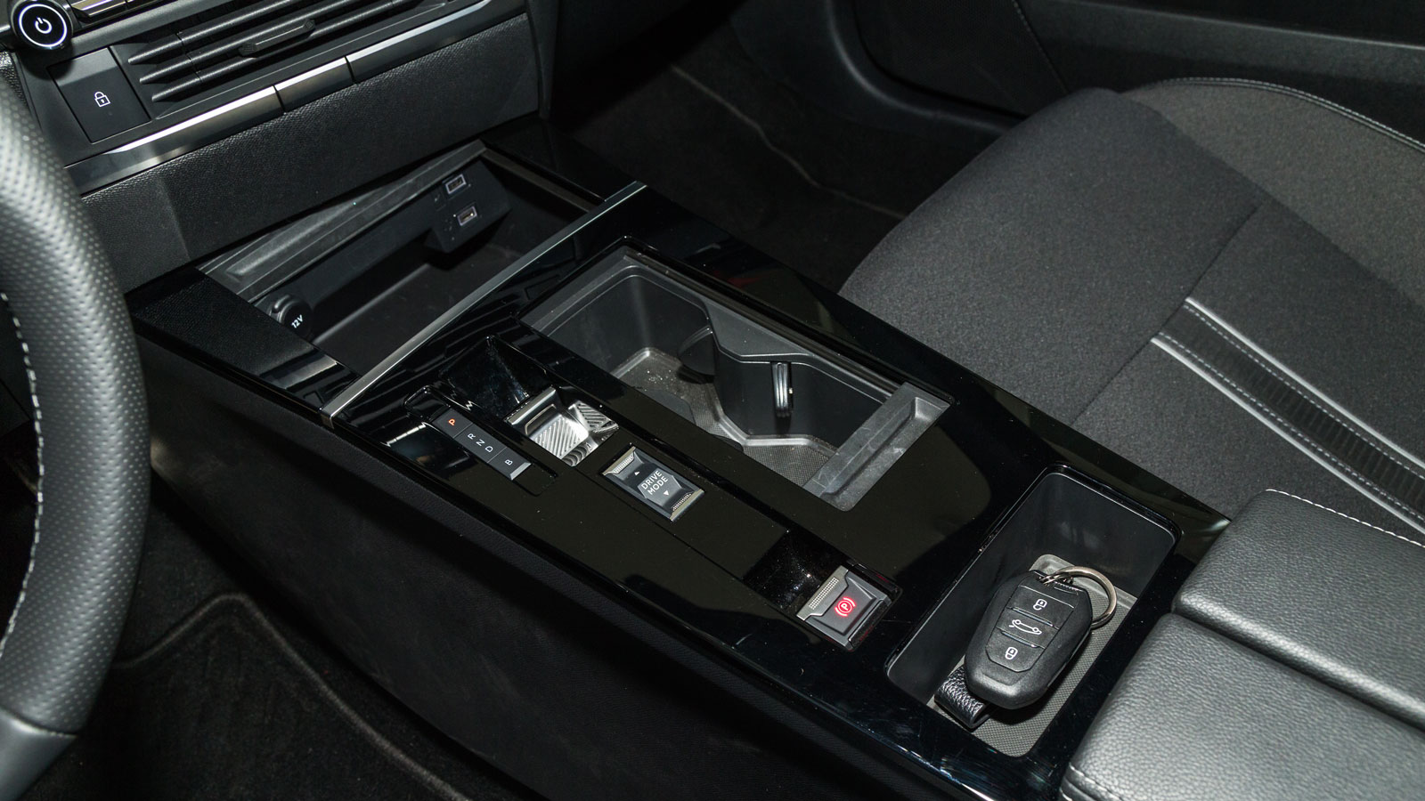 Minimal ο επιλογέας του αυτόματου κιβωτίου, κοντά στο κουμπί για την επιλογή τρόπου λειτουργίας. 