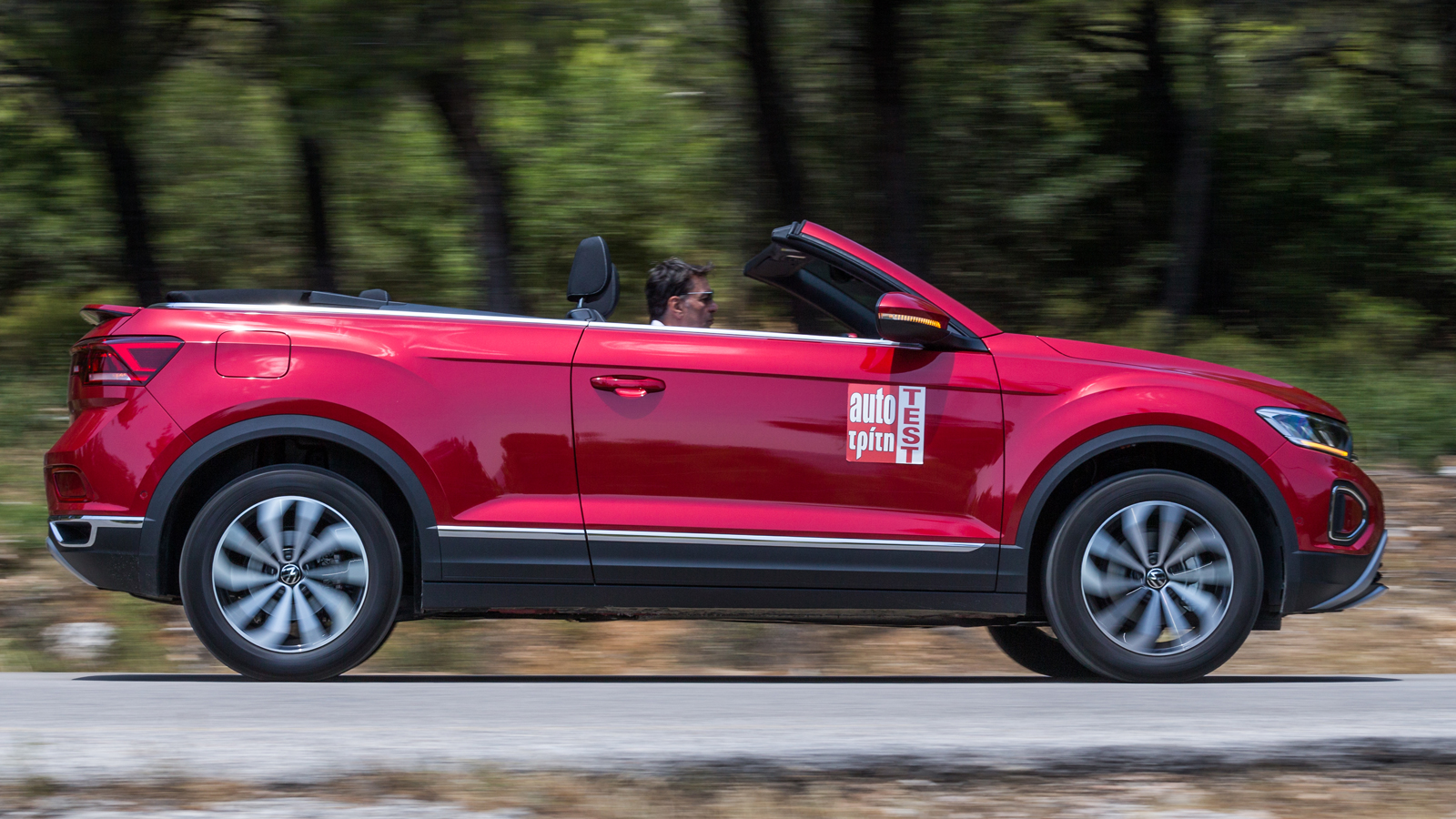 Το μηχανικό σύνολο του T-Roc Cabriolet αποδίδει 150 άλογα, έχει ροπή από χαμηλά, ξεχωρίζει για την πολιτισμένη λειτουργία του και ταιριάζει αρμονικά μ
