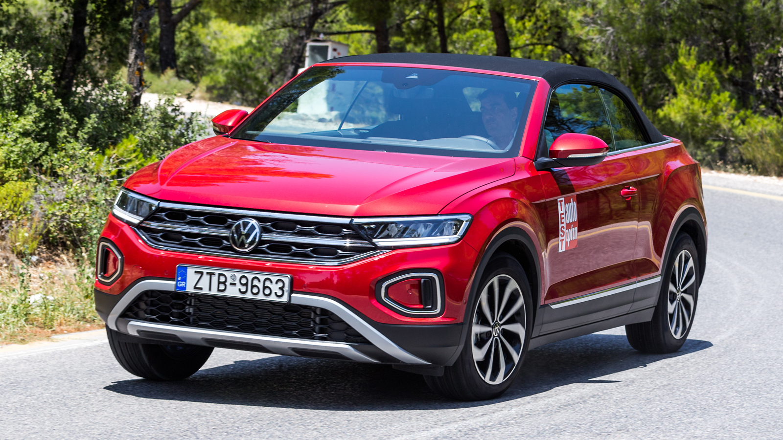 Στα ατού του T-Roc Cabriolet είναι πως ακόμα και σε υψηλές ταχύτητες η οροφή ούσα κλειστή δεν «μπαλονιάζει» δείχνοντας πως έπιασε τόπο η σκέψη των τεχ