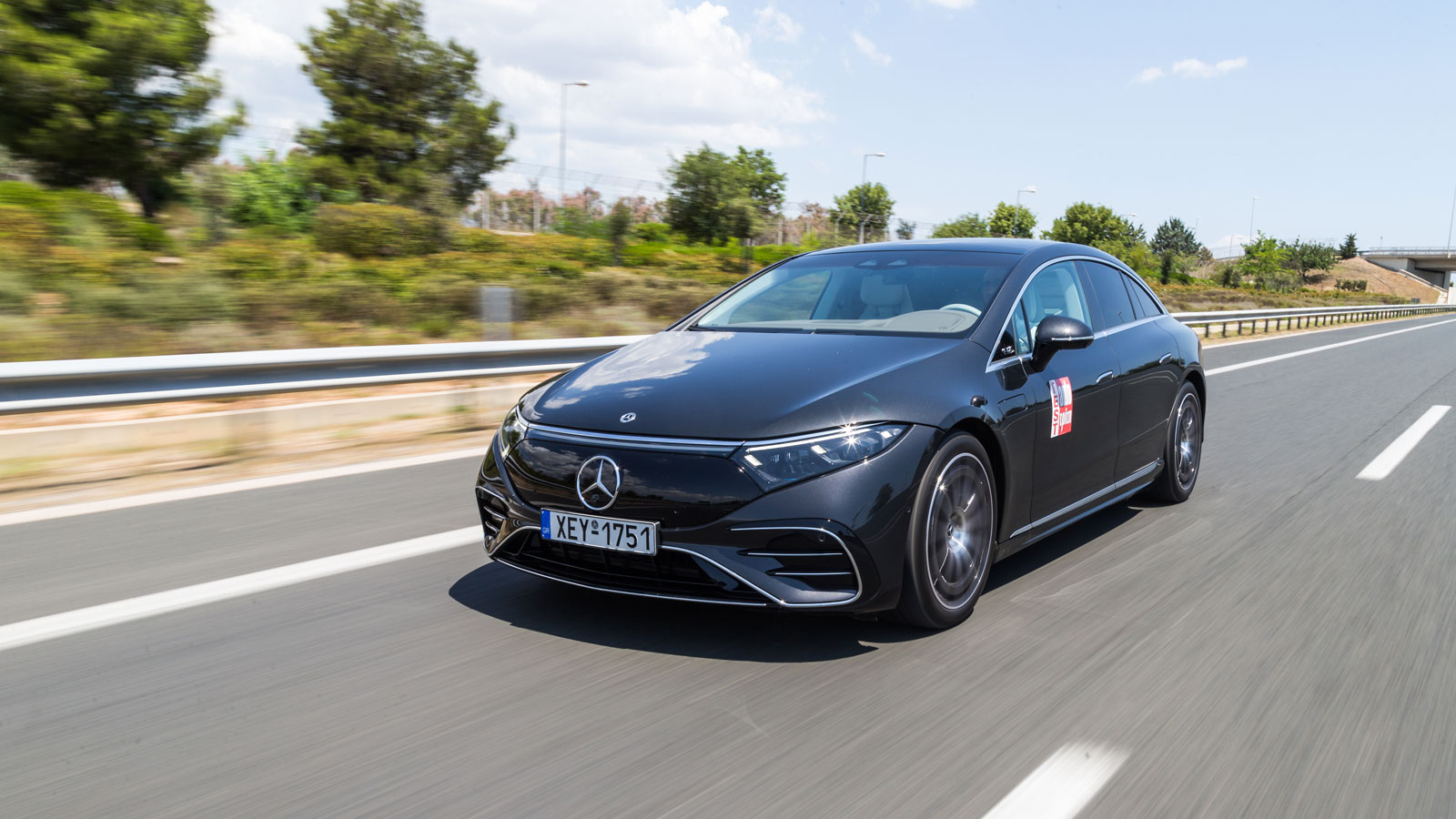 Η Mercedes EQS διαθέτει ως hardware την τεχνολογία της τετραδιεύθυνσης, ωστόσο το «ξεκλείδωμά» της γίνεται μέσω up-to-date αναβάθμισης που συμπεριλαμβ