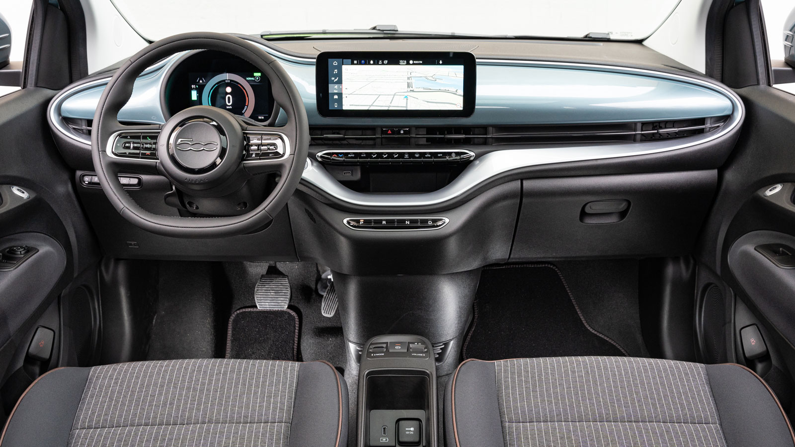 Το ηλεκτρικό μικρό των Ιταλών κινείται σε ψηλά ποιοτικά στάνταρ στην καμπίνα του, με το digital διάκοσμο που διαμορφώνει ο ψηφιακός πίνακας οργάνων 7 