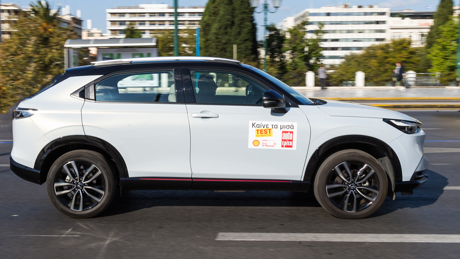 Το σύστηµα της Honda απαρτίζεται από δύο ισχυρούς ηλεκτροκινητήρες, έναν βενζινοκινητήρα 1,5 DOHC i-VTEC, µία µικρή µπαταρία ιόντω