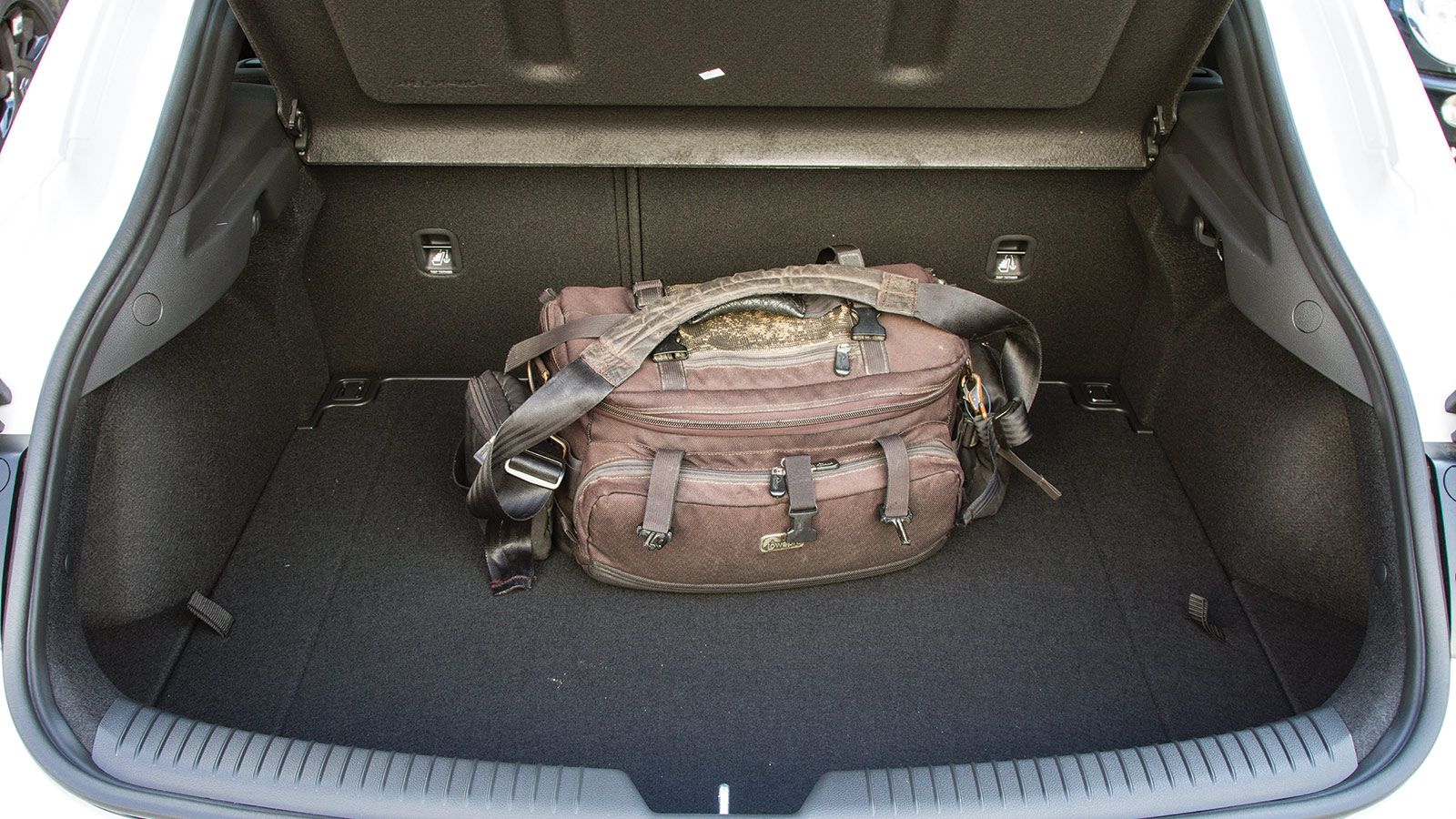 Κορυφαίο χώρο αποσκευών έχει το Hyundai i30 fastback, όπου ναι μεν είναι ρηχό, όμως βαθύ και μπορείς να υπερκαλύψεις τις ανάγκες μίας 5μελούς οικογένε