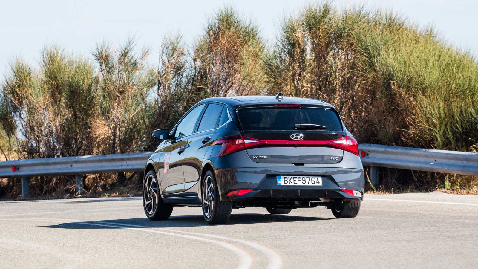 Ανεξαρτήτως µηχανικού συνόλου, το Hyundai i20 είναι αρκετά ευέλικτο και έχει σχετικά ελαφρύ τιµόνι που εξυπηρετεί σε µανούβρες και παρκ
