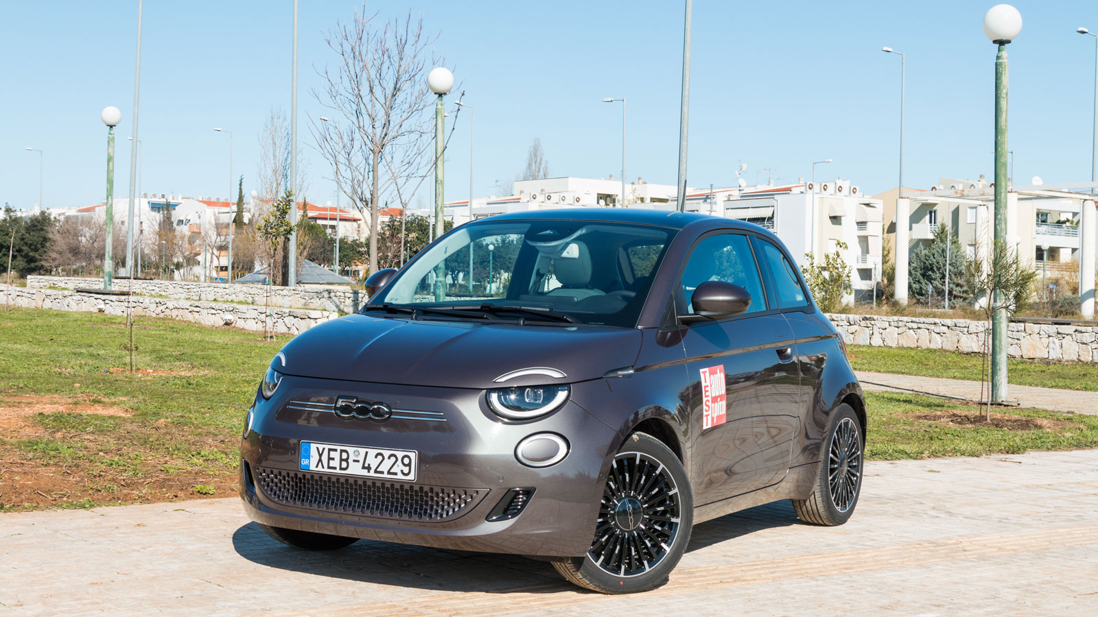 Συγκριτικά με τις συμβατικές του εκδόσεις το Fiat 500e έχει λογότυπο πάνω στην μάσκα, με τα μπροστινά φλας και τα πανέμορφα φώτα σαν... μάτια να κάνου