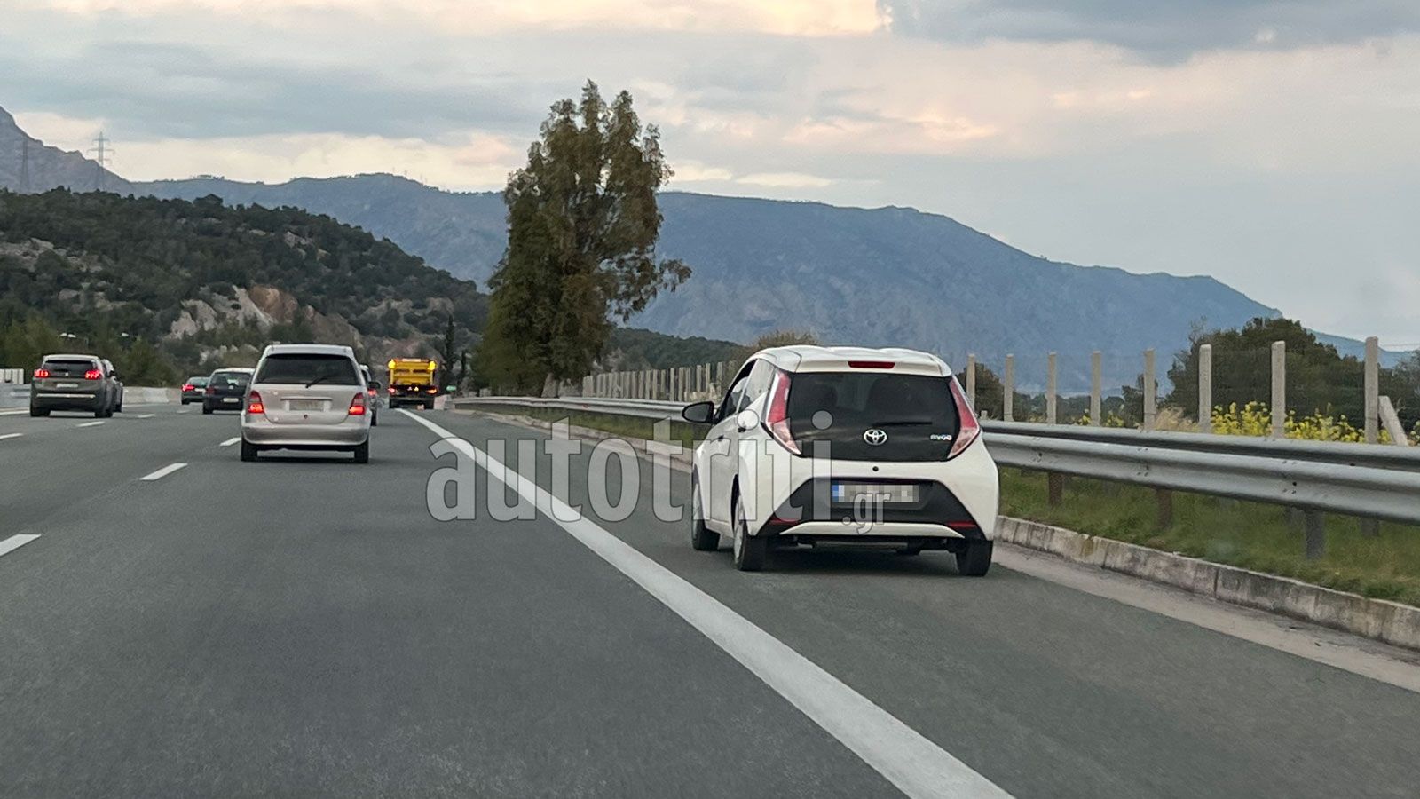 Ο οδηγός του Toyota Aygo έχει «καβαλήσει» τη Λ.Ε.Α. παρόλο που υπάρχει φυσιολογική ροή.