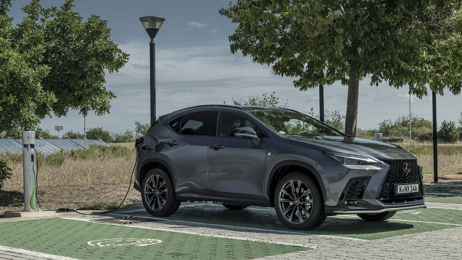 Το Plug-in υβριδικό Lexus NX 450h+ μπορεί να κινηθεί ηλεκτρικά με ταχύτητες έως 135 χλμ./ώρα και οι Ιάπωνες διατείνονται πως το υβριδικό τους σύστημα 