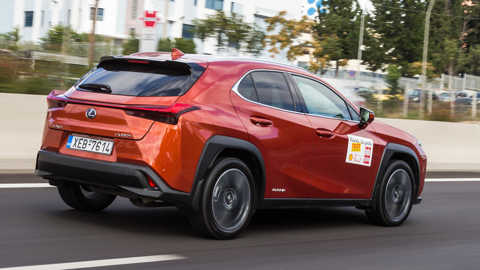 Το σοφιστικέ e-CVT κιβώτιο µε το οποίο η Lexus συνδυάζει το υβριδικό σύστηµα, διακρίνεται για την πολιτισµένη του λειτουργία, µε τ