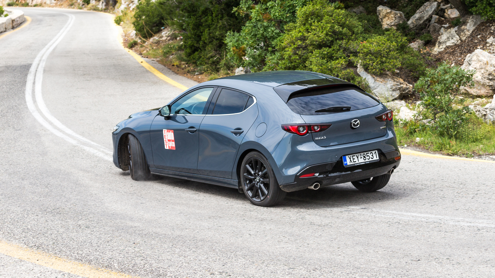 Το Mazda3 με τη σχεδιαστική γλώσσα «kodo» προβάλλει έναν έντονα δυναμικό χαρακτήρα. Νέα φανάρια και φλας, ενώ στην έκδοση Homura οι ζάντες των 18 ιντσ