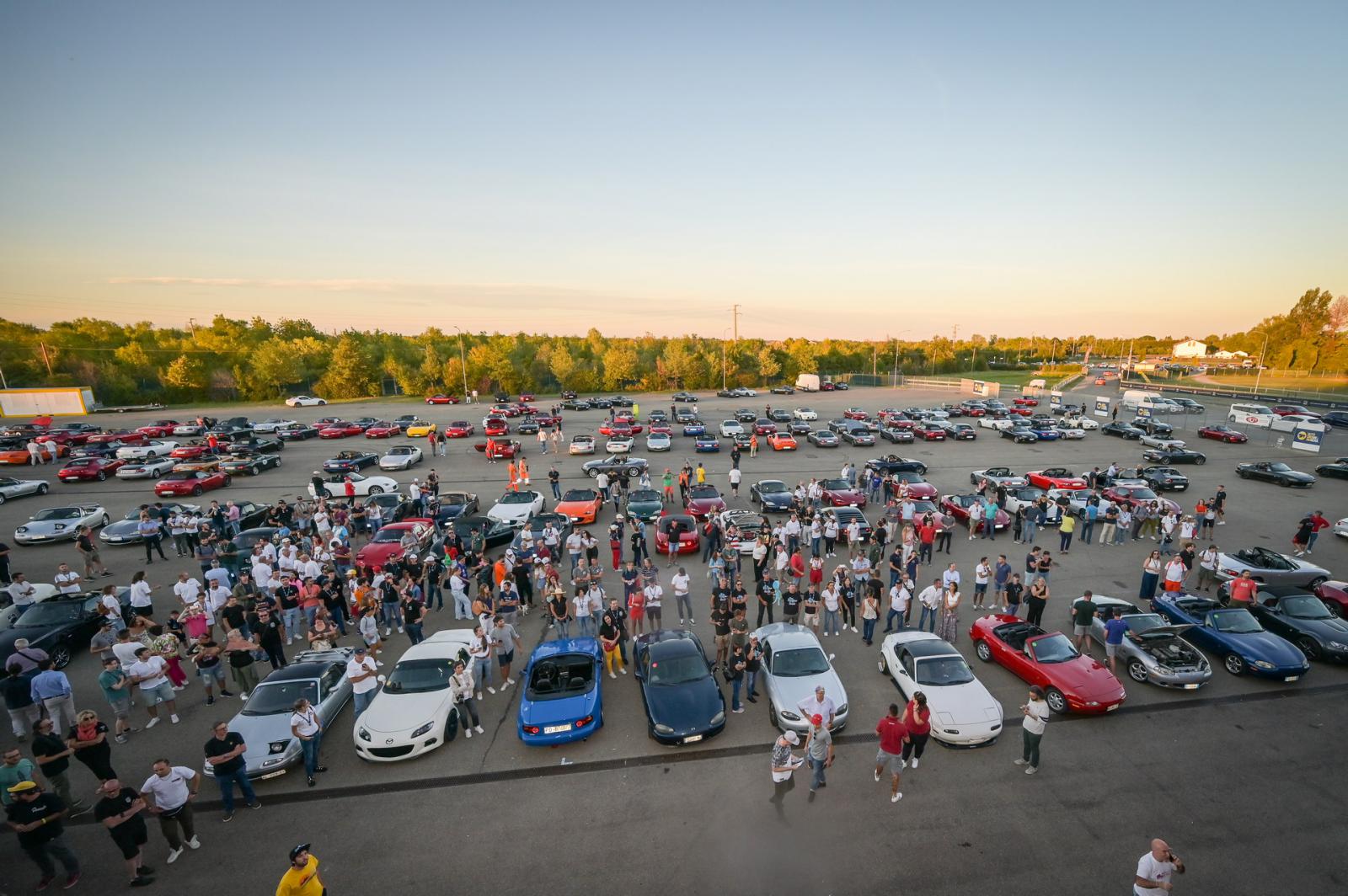 Ρεκόρ Γκίνες για το MX-5: Μαζεύτηκαν 707 Miata σε μία πίστα