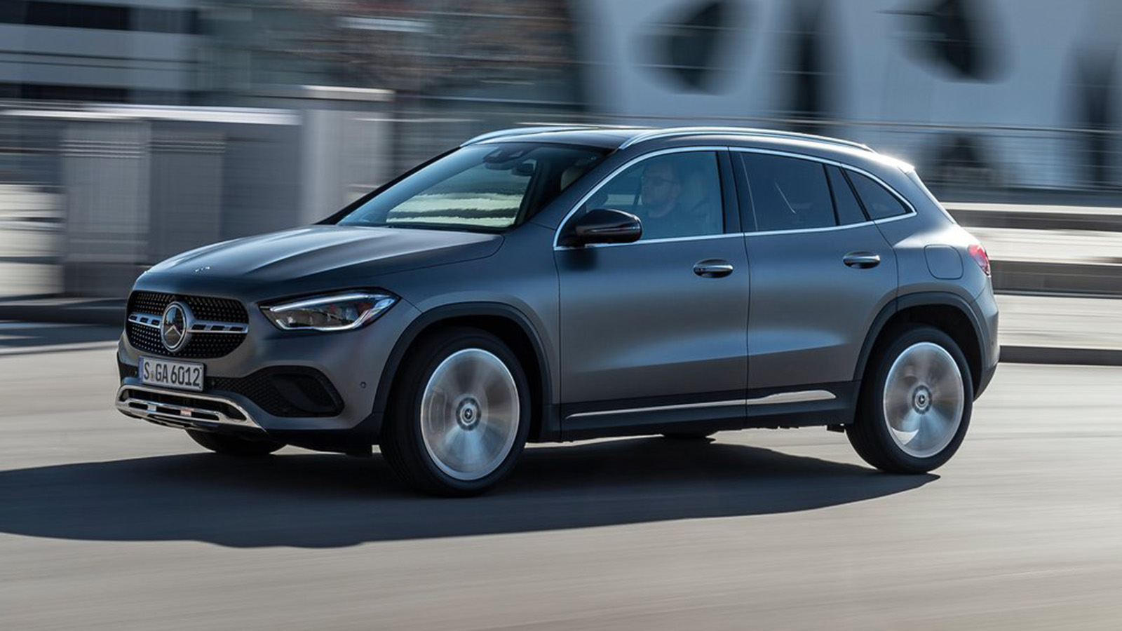 Τι προσφέρει η «βασική» Mercedes GLA των 34.950 ευρώ;