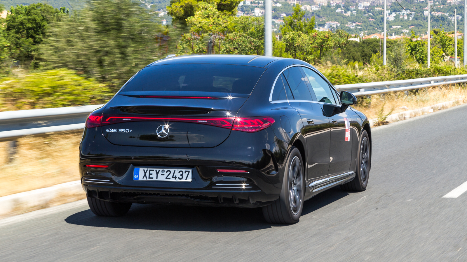 H αεροδυναμική σχεδίαση της Mercedes EQE προσφέρει δύο πλεονεκτήματα: Πρώτον, ησυχία όταν ρολάρει στον αυτοκινητόδρομο και δεύτερον μεγάλη αυτονομία σ