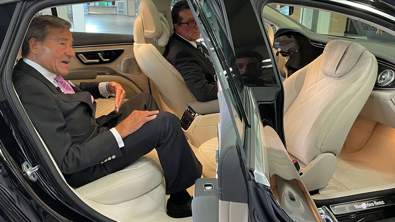 Ο 80χρονος Wolfgang Grupp αγοράζει S-Class σερί εδώ και 45 χρόνια και τα τελευταία 30 χρόνια κάνει αυτή την μετατροπή με το ανάποδο κάθισμα στα αυτοκί
