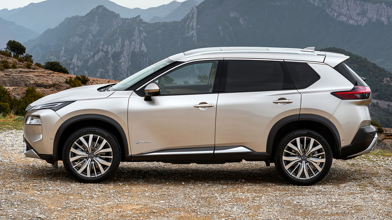 Το νέο Nissan X-Trail δεν επιβάλλεται βασισμένο μόνο στις πληθωρικές του διαστάσεις, αλλά και στην εμφάνισή του χωρίς να είναι υπερβολικά επιθετικό.