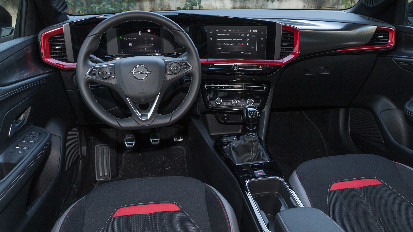 Το Opel Mokka σε κερδίζει με το οδηγοκεντρικό Pure Panel cockpit (7+7 ιντσών στη βασική έκδοση) και την προσεγμένη του ποιότητα. Η diesel έκδοση προσφ