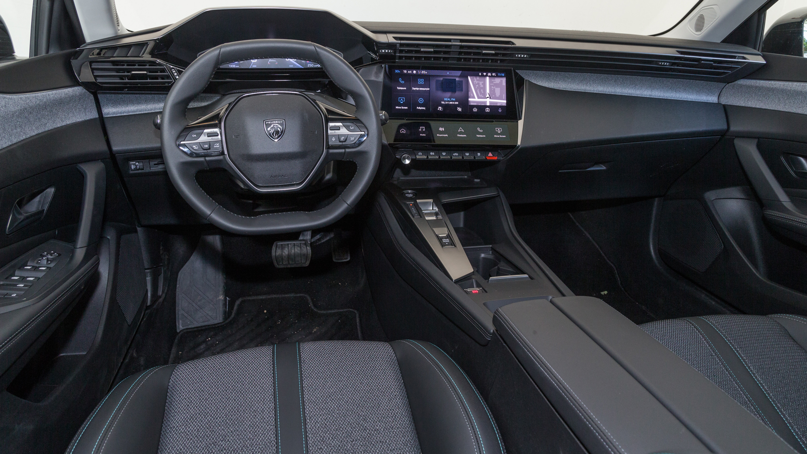 Αντίθετα με ό,τι ισχύει στις άλλες διαμορφώσεις (208, 2008 και 3008), στο νέο Peugeot 308 η στάνταρ 10άρα οθόνη αφής είναι «αιωρούμενη», καθώς εδράζετ