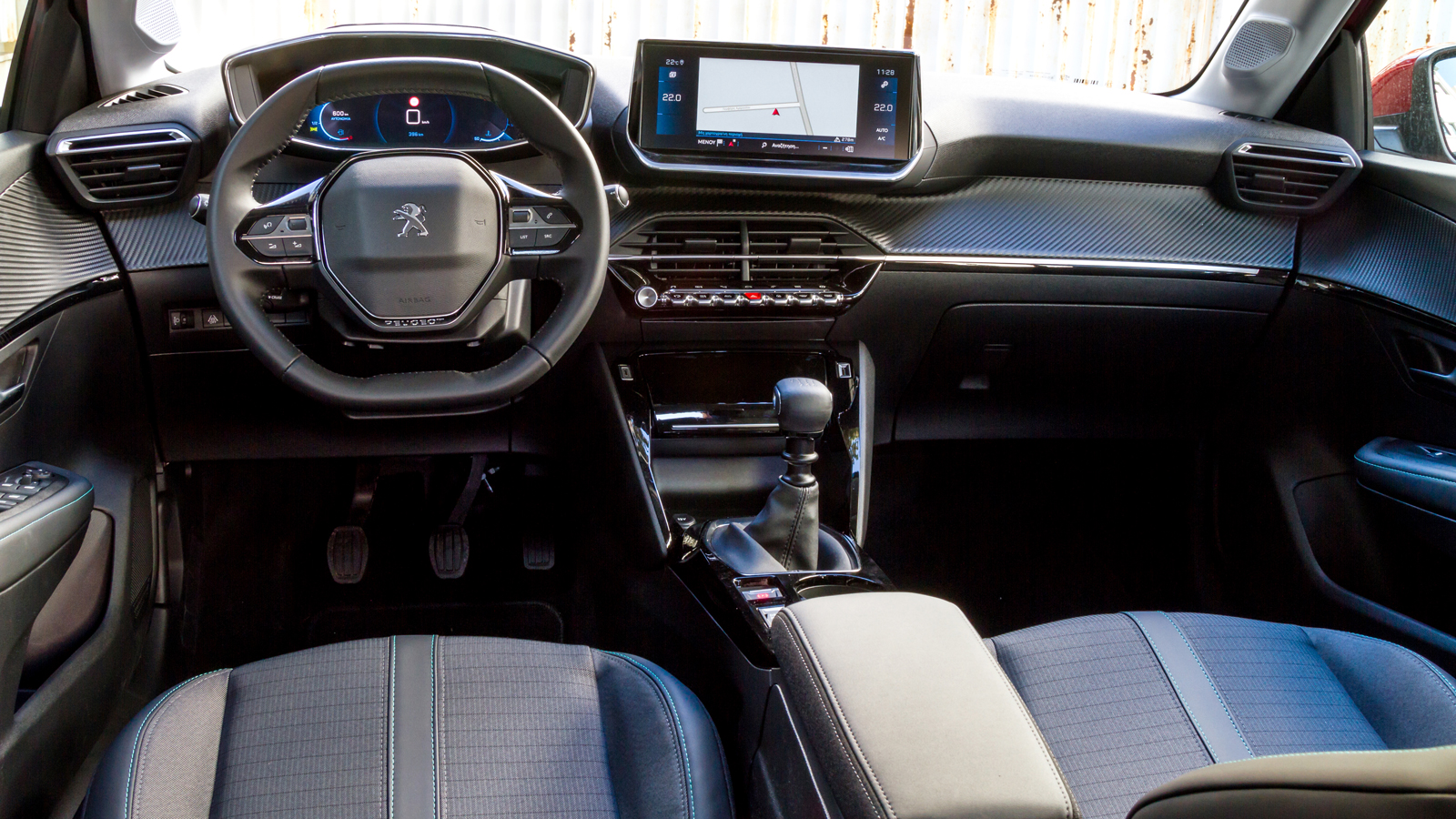 Εντυπωσιακός ο ψηλά τοποθετημένος και 3D ψηφιακός πίνακας οργάνων του 208, στο οποίο υπάρχουν τρεις διαθέσιμες επιλογές διάστασης (5, 7 και 10 ιντσών)