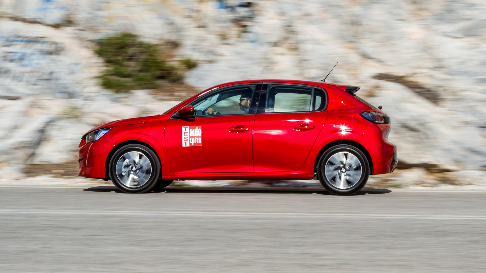 Η έκδοση με τον κινητήρα των 100 ίππων 208 είναι η πιο σημαντική εμπορικά προσφέροντας καλές επιδόσεις, πολιτισμένη λειτουργία και χαμηλές τιμές καταν