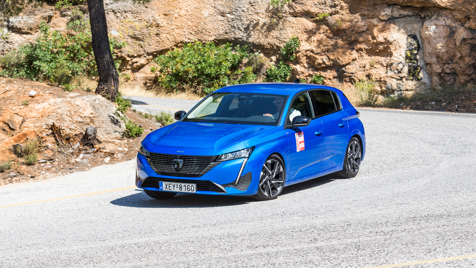 Χαρισματικός ο τρόπος που «παντρεύεται» η άνεση και η ποιοτική κύλιση με το fun to drive, όπου η σχετικά σφιχτή ανάρτηση ελέγχει απόλυτα τις μετατοπίσ