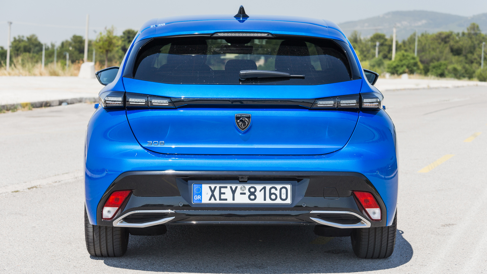 Σε σχέση με ό,τι έχουμε δει σε άλλα μοντέλα της Peugeot η διάταξη στους κλασικούς «τρεις όνυχες» είναι αισθητά οριζοντιωμένη, με το γαλλικό μικρομεσαί