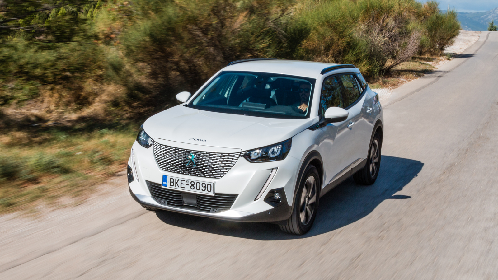 Οι επιδόσεις είναι καλές παρά το αυξημένο βάρος του (1.623 κιλά) ενώ η κίνηση μεταδίδεται μέσω κιβωτίου μιας σχέσης στους εμπρός τροχούς, το οποίο δια