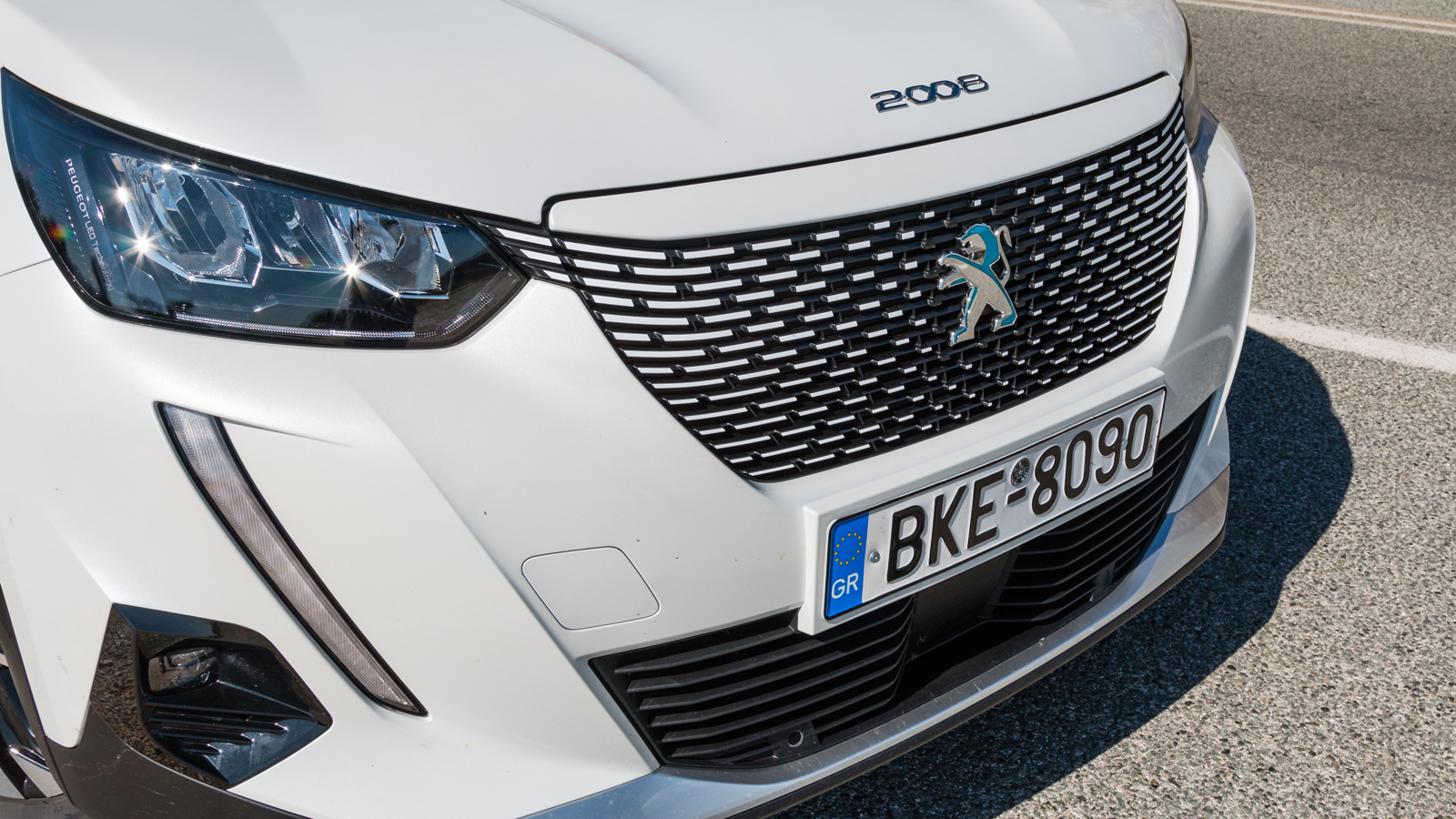 Αισθητικά, η αμιγώς ηλεκτρική έκδοση του Peugeot e-2008 διαφοροποιείται από την ανασχεδιασμένη εμπρόσθια μάσκα στο χρώμα του αμαξώματος και τα λογότυπ