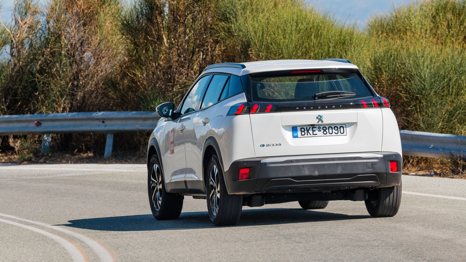 Η αίσθηση που λαμβάνει ο οδηγός είναι πολύ καλή και αν συνηθίσει την αμεσότητα του κινητήρα μπορεί να κινηθεί σβέλτα και σε δρόμο με στροφές, με σύμμα