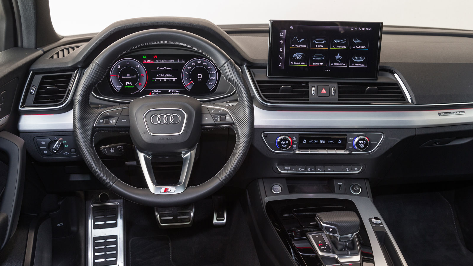 Πολυτελής και στιβαρή είναι η καμπίνα του Audi Q5, η οποία προαιρετικά εξοπλίζεται με τον πλήρως ψηφιακό και διαμορφούμενο πίνακα οργάνων Virtual Cock