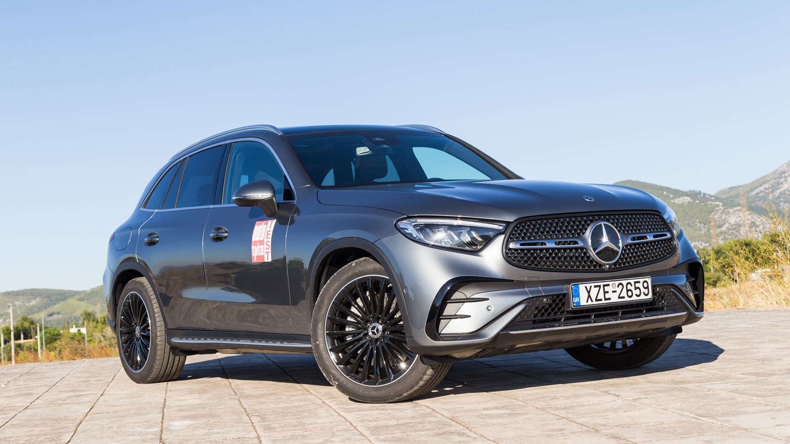 Το πιο ευκρινές έμβλημα της Mercedes δεσπόζει στην νέα GLC, με τις εισαγωγές αέρα να φαντάζουν πιο ταιριαστές στο ευρύτερο σπορτίφ «πακέτο» που προτάσ