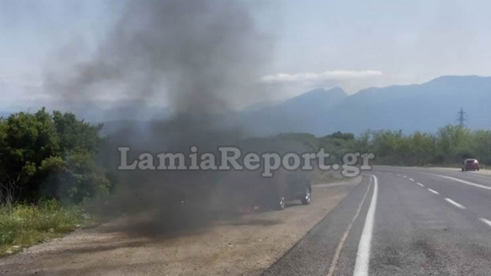 Αυτοκίνητο άρπαξε φωτιά εν κινήσει στο Δομοκό (+video)