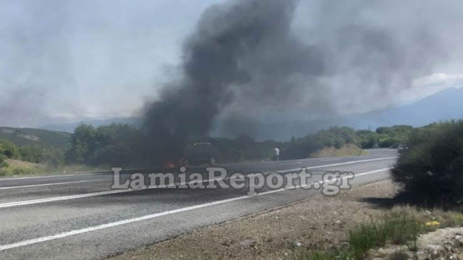 Αυτοκίνητο άρπαξε φωτιά εν κινήσει στο Δομοκό (+video)