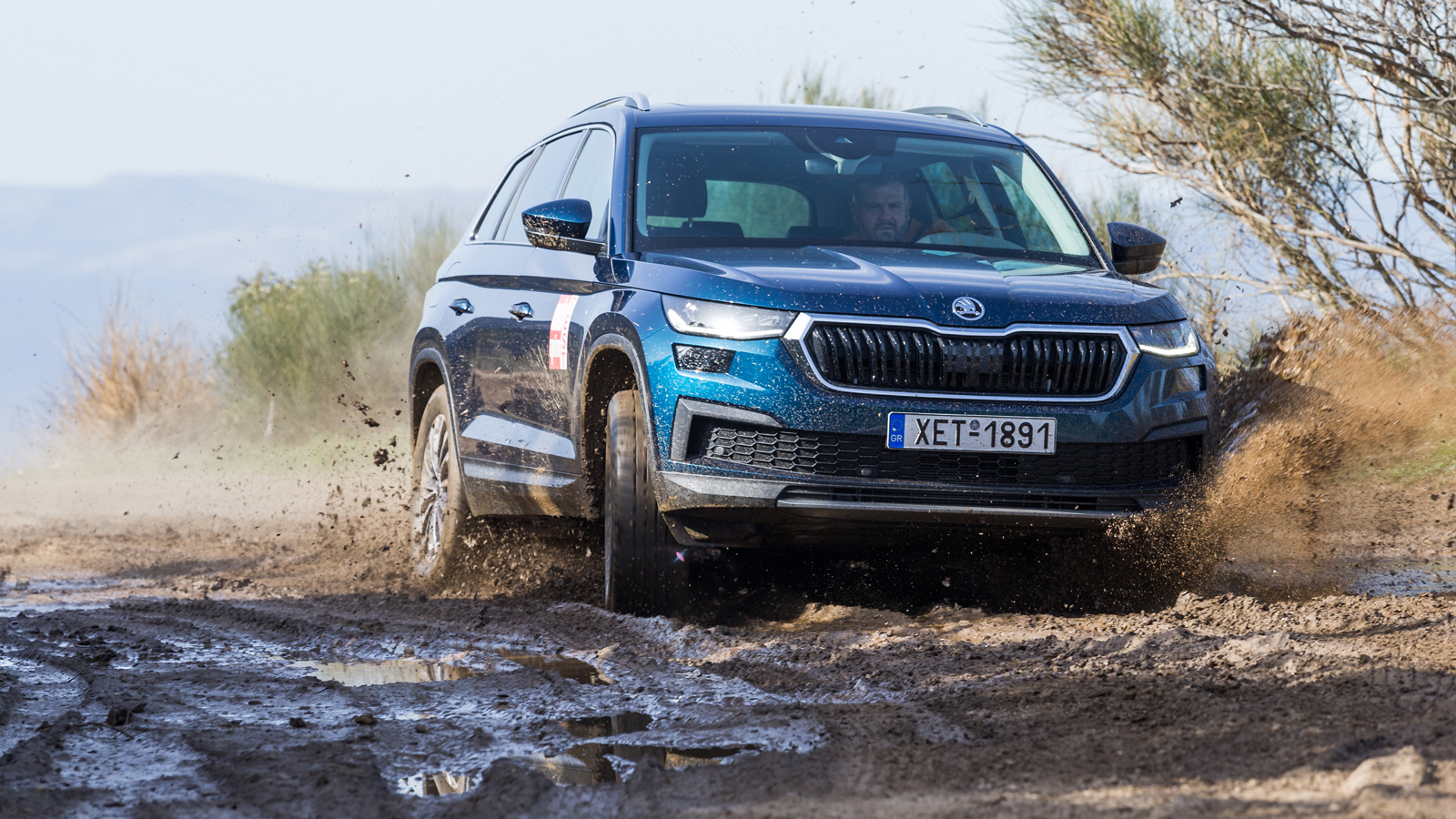 Η μάσκα ανασχεδιάστηκε σε πιο όρθια θέση και με πιο έντονο πλαίσιο, το οποίο κάνει περισσότερο εμφανή το διαχωρισμό της από τους επίσης νέας σχεδίασης