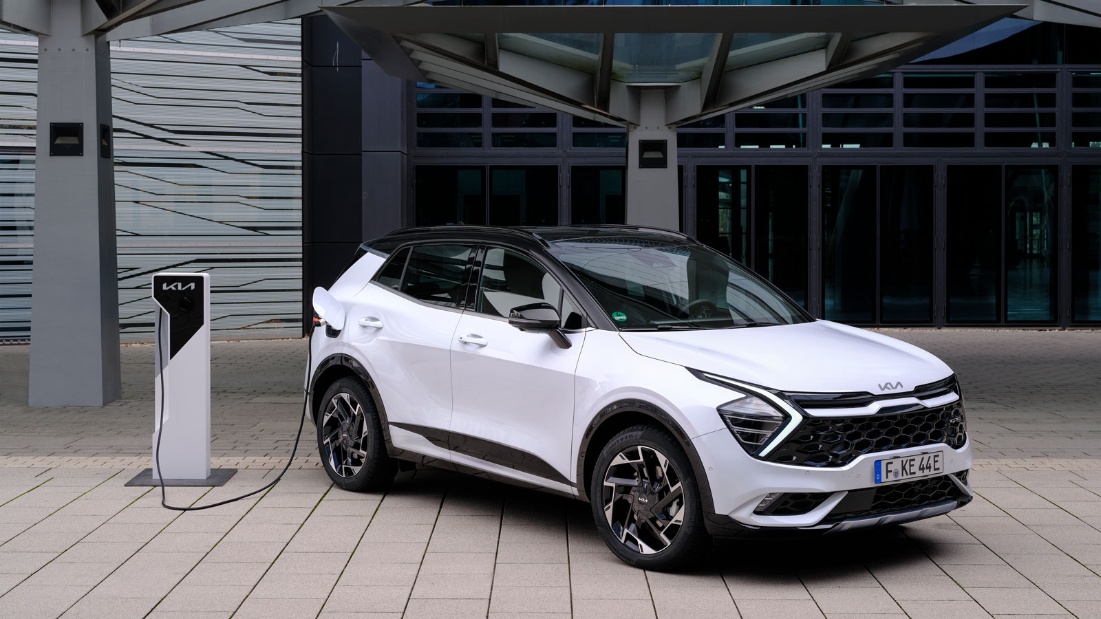 Το Plug-in υβριδικό και 4κίνητο Kia Sportage έχει συνδυαστική ιπποδύναμη 265 ίππων, μεικτή θεωρητική αυτονομία στα 70 χλμ. και φορτίζει σε λιγότερο απ