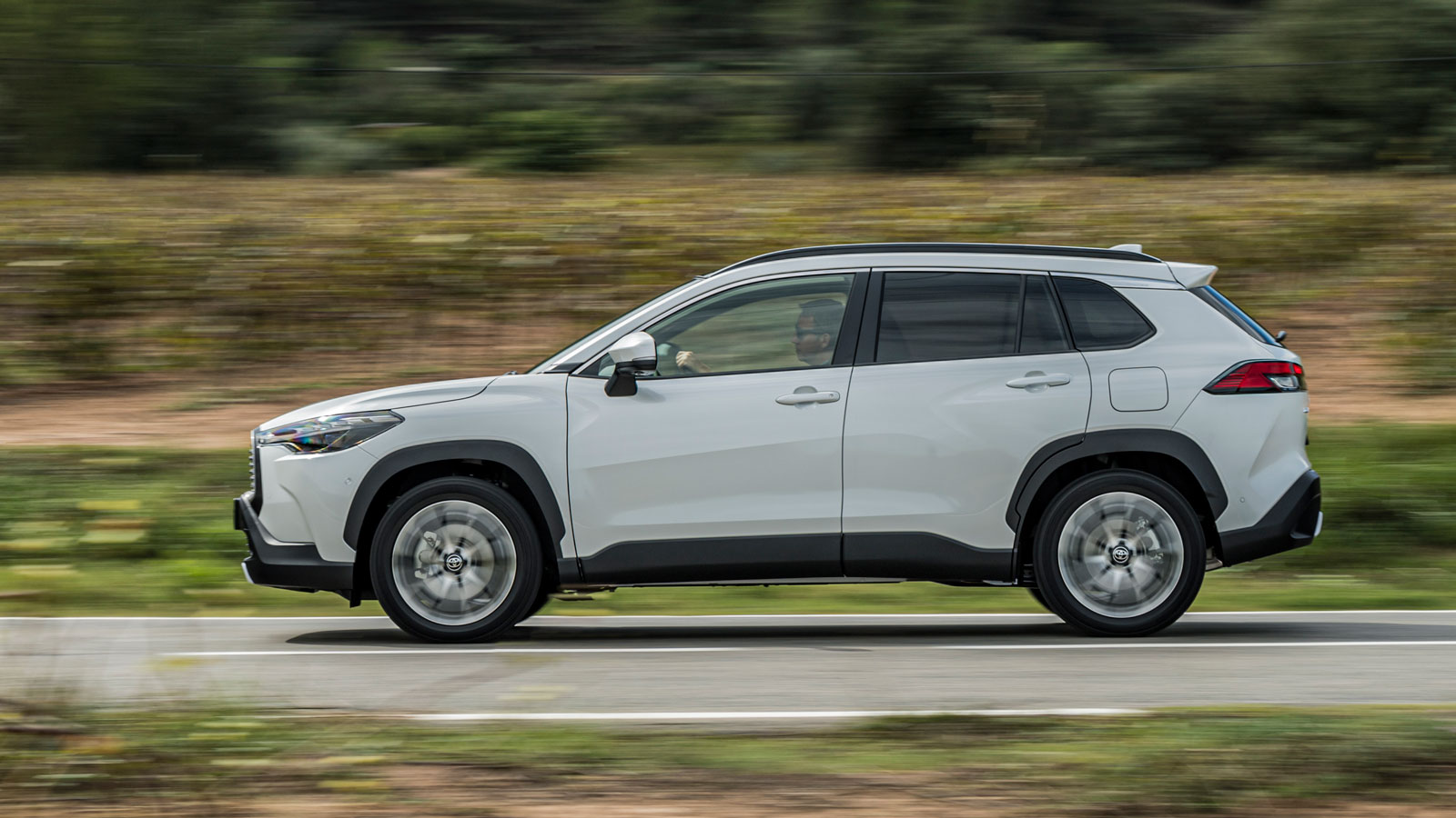 Κλασσικές SUV αναλογίες για την Corolla Cross, με τους θόλους και τα φουσκωμένα «φτερά» να τονίζουν τη «μυώδη» εικόνα του νέου υβριδικού μοντέλου της 