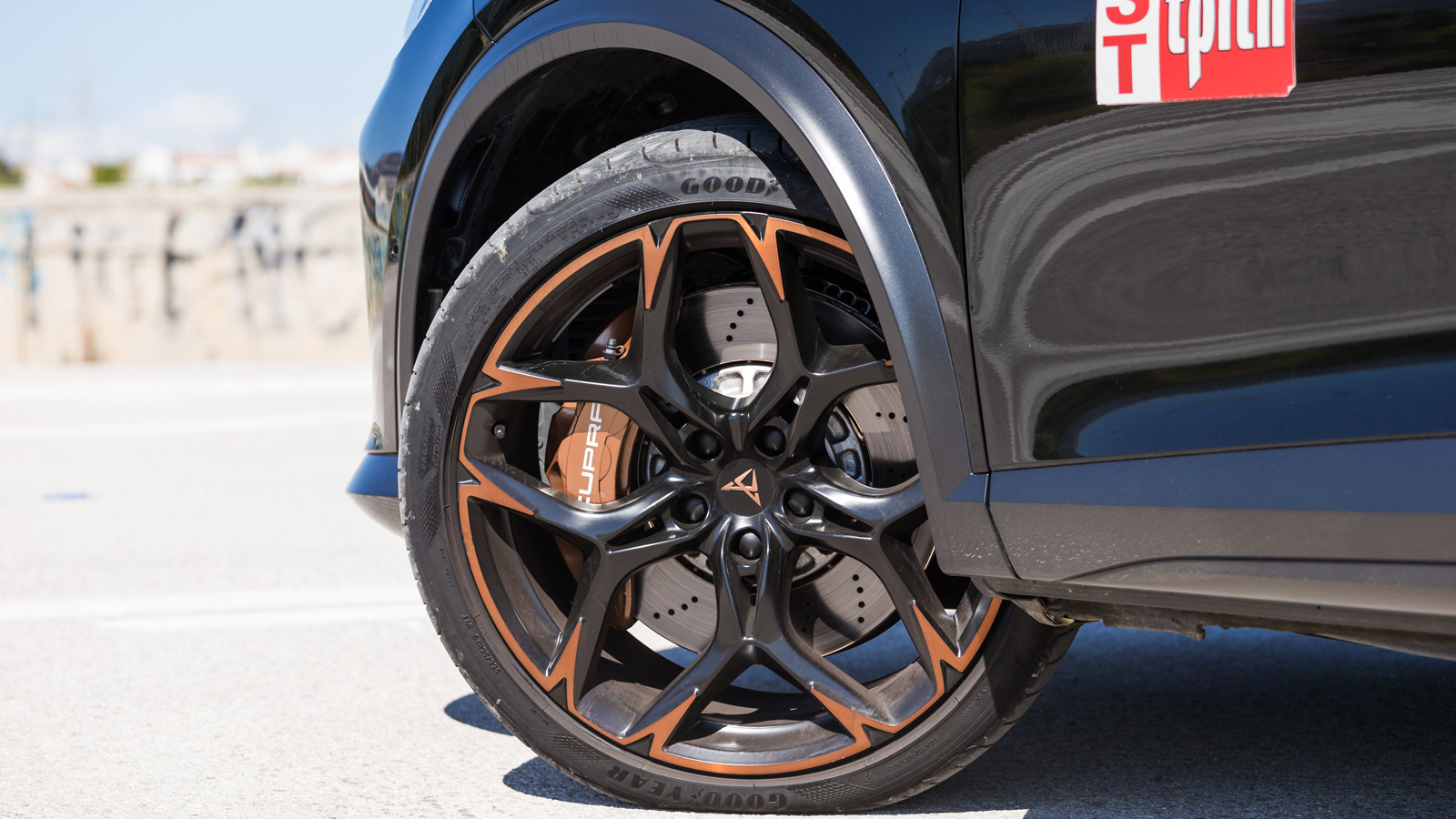 Ακόμα πιο αιχμηρό σε design το αμάξωμα του Cupra Formentor VZ5. Ανθρακονήματα στον εμπρός και πίσω προφυλακτήρα, υπό γωνία οι εξατμίσεις στο χρώμα του