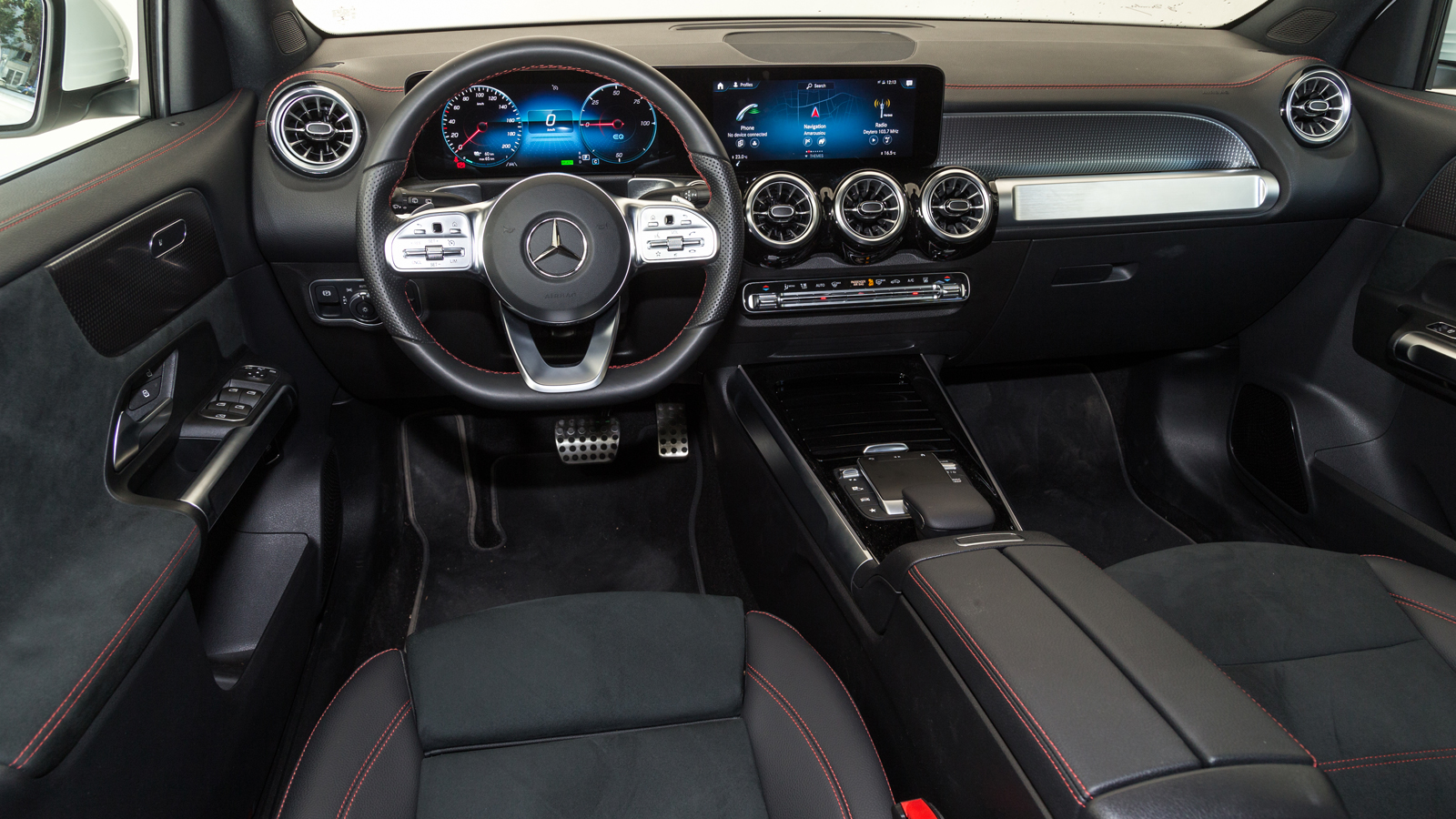 Την παράσταση στην καμπίνα της Mercedes EQB, εκτός από την πολυτέλεια και την κομψότητα φυσικά, κλέβουν οι 2 παράλληλες ψηφιακές οθόνες στο ταμπλό και