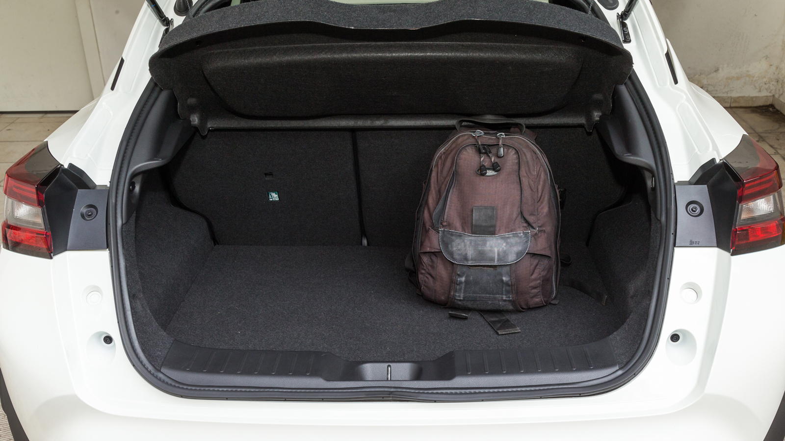 H μπαταρία είναι υγρόψυκτη, έχει χωρητικότητα 1,2 kWh, ζυγίζει 39 κιλά και είναι τοποθετημένη στο πορτ-μπαγκάζ κλέβοντας 68 λίτρα χώρου. Τα 354 λτ. εί