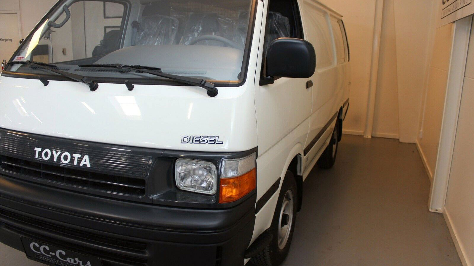 Toyota HiAce σαν καινούργιο με 490 χλμ. στο κοντέρ