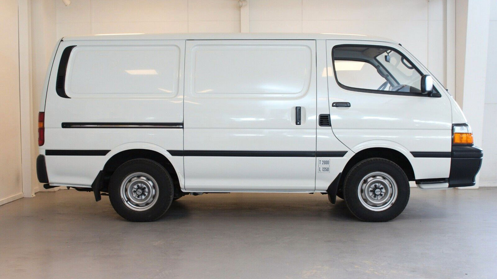 Toyota HiAce σαν καινούργιο με 490 χλμ. στο κοντέρ