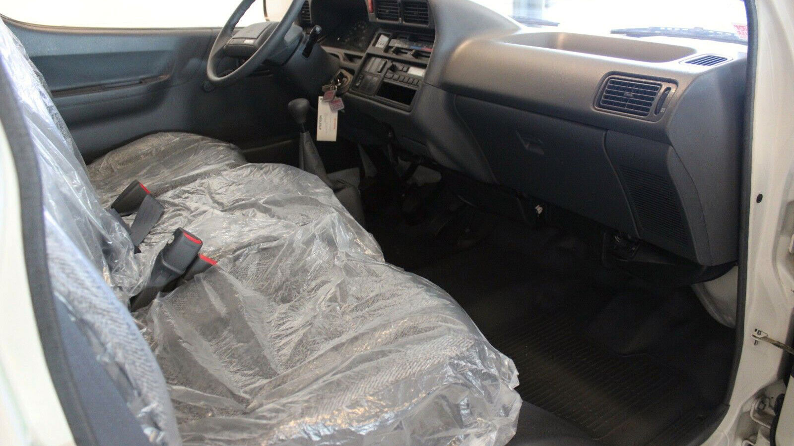 Toyota HiAce σαν καινούργιο με 490 χλμ. στο κοντέρ