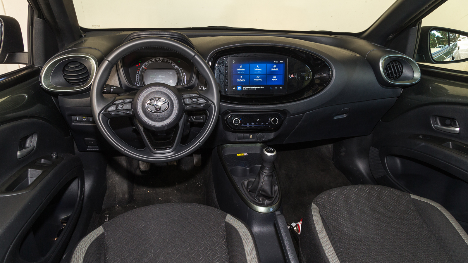 Το εσωτερικό στην καμπίνα επιβατών του Toyota Aygo X είναι πλέον από τα καλύτερα στην κατηγορία. Τα πλαστικά είναι σκληρά, αλλά γεροδεμένα και καλοφιν