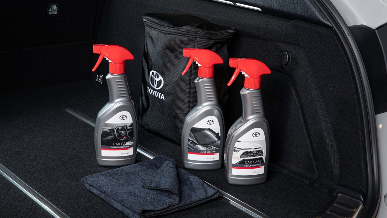 Το πακέτο περιοδικής περιποίησης Toyota Care περιλαμβάνει ειδικά σαμπουάν, γυαλιστικό μεταλλικού χρώματος, καθαριστικό τζαμιών καθώς και καθαρτικά παρ